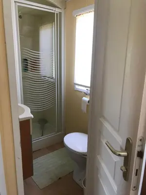 Salle de bains dans l'établissement Mobil Home à la ferme