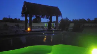 Piscine de l'établissement Soirée romantique avec Bain Nordique sur Domaine Equestre, Studio Tout Confort ou située à proximité