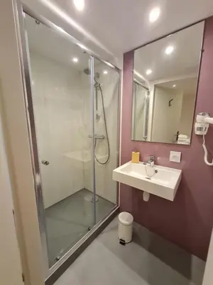 Salle de bains dans l'établissement Le Faubourg - Gîte et chambres d'hôte