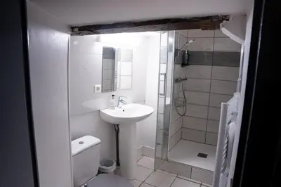 Salle de bains dans l'établissement Cosy Tournusien