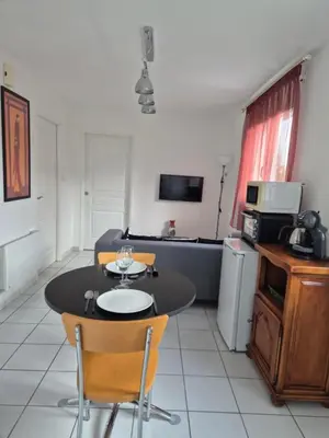 Cuisine ou kitchenette dans l'établissement Chambre Is