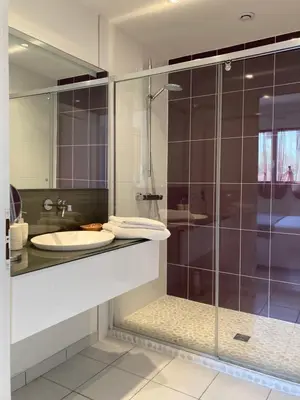 Salle de bains dans l'établissement Chambre Is