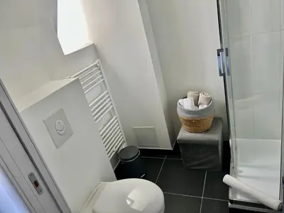 Salle de bains dans l'établissement Le P'tit Charmant : centre historique de Dijon