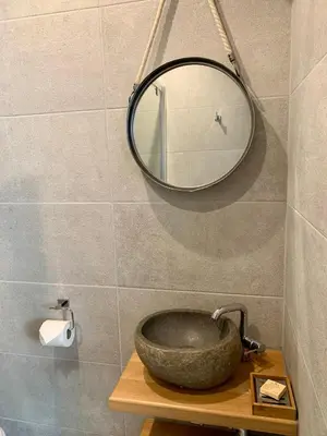 Salle de bains dans l'établissement Natural Suite en centre ville avec SPA et jardin