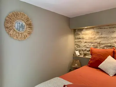 Un ou plusieurs lits dans un hébergement de l'établissement Natural Suite en centre ville avec SPA et jardin
