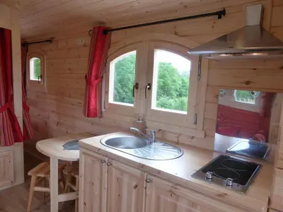 Cuisine ou kitchenette dans l'établissement La Roulotte de Bourgogne