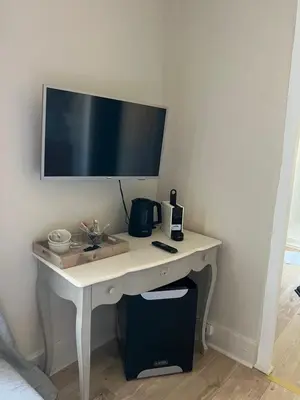 Télévision ou salle de divertissement dans l'établissement L'ESCALE Chambres et table d'hôtes