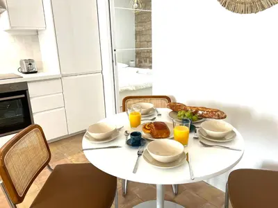 Cuisine ou kitchenette dans l'établissement La Duchesse - Grand Appartement - Avec Climatisation