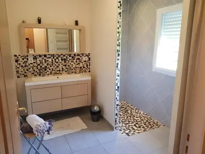 Salle de bains dans l'établissement Gite Le Petit Pied-à-Terre