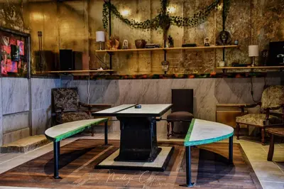 Coin salon dans l'établissement Pyramide de Cormatin, Gite Insolite et Unique