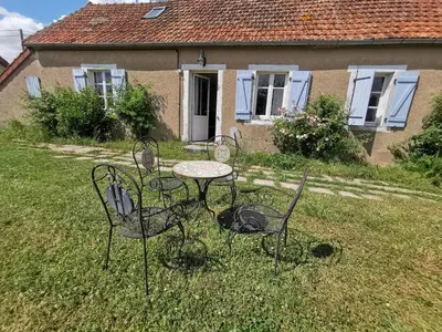 Jardin de l'établissement Maison de campagne isolée pour famille