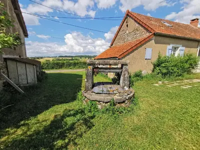 Jardin de l'établissement Maison de campagne isolée pour famille
