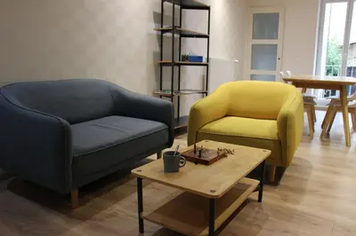 Coin salon dans l'établissement joli 2 pièces avec cour privée