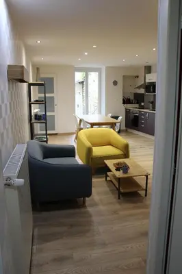 Cuisine ou kitchenette dans l'établissement joli 2 pièces avec cour privée