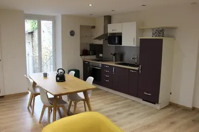 Cuisine ou kitchenette dans l'établissement joli 2 pièces avec cour privée