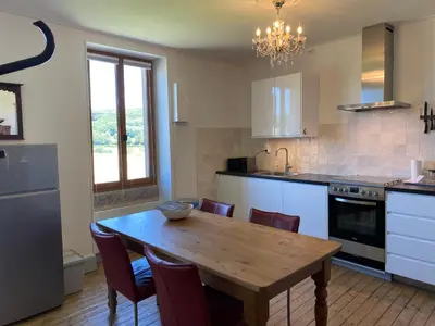 Cuisine ou kitchenette dans l'établissement Fleurs au Bourg