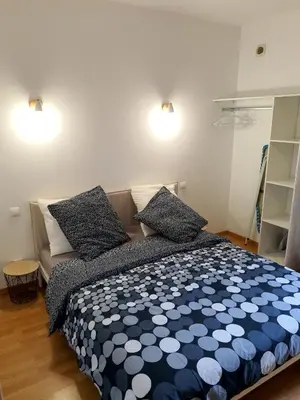 Un ou plusieurs lits dans un hébergement de l'établissement Appartement cosy entier, parking gratuit dans la rue