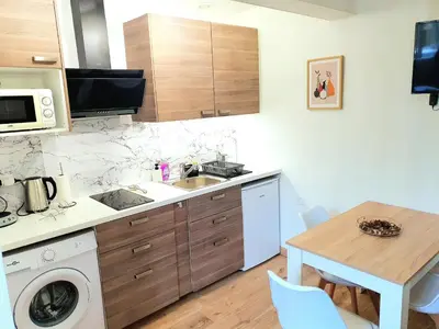 Cuisine ou kitchenette dans l'établissement Appartement cosy entier, parking gratuit dans la rue