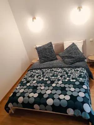 Un ou plusieurs lits dans un hébergement de l'établissement Appartement cosy entier, parking gratuit dans la rue