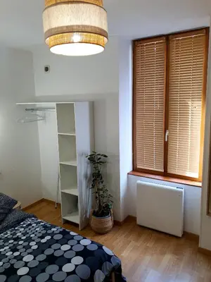 Un ou plusieurs lits dans un hébergement de l'établissement Appartement cosy entier, parking gratuit dans la rue