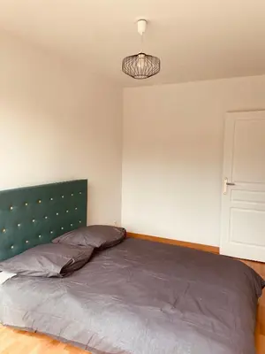 Un ou plusieurs lits dans un hébergement de l'établissement Appartement 2 chambres avec parking privé gratuit