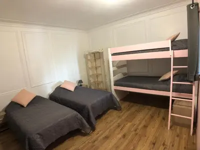 Un ou plusieurs lits dans un hébergement de l'établissement Gîte Raisin Rose