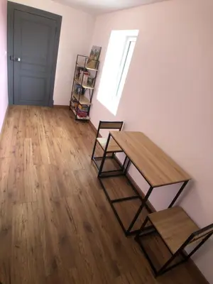 Bibliothèque dans la maison de vacances
