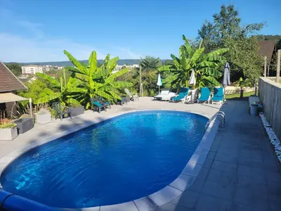 Piscine de l'établissement Chalet cocooning pleine nature ou située à proximité