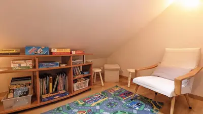 Bibliothèque dans la maison de vacances