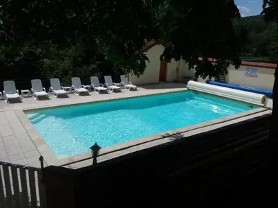 Piscine de l'établissement La Cour du Moulin ou située à proximité