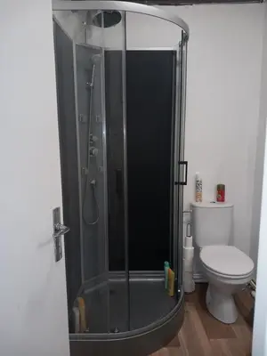 Salle de bains dans l'établissement Studio bleu tout équipé avec wifi