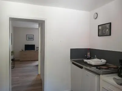Cuisine ou kitchenette dans l'établissement Studio bleu tout équipé avec wifi