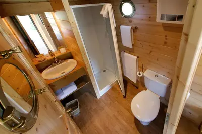 Salle de bains dans l'établissement Village Toue du Domaine des Demoiselles