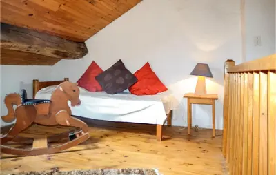 Un ou plusieurs lits dans un hébergement de l'établissement Beautiful Home In Loisia With Wifi