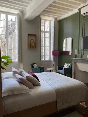 Un ou plusieurs lits dans un hébergement de l'établissement Suite avec Spa Quartier Cathédrale