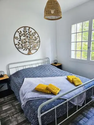 Un ou plusieurs lits dans un hébergement de l'établissement Villa des Suisses with Jacuzzi & View of Lake des Settons