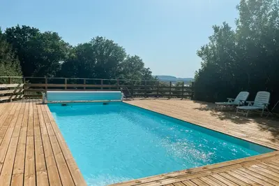 Piscine de l'établissement Villa des Suisses with Jacuzzi & View of Lake des Settons ou située à proximité