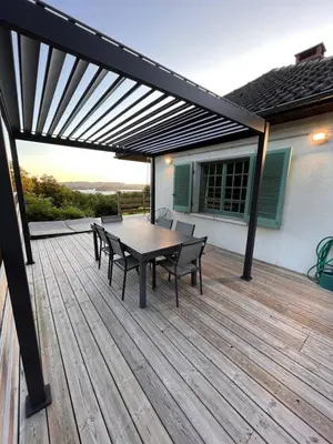 Balcon ou terrasse dans l'établissement Villa des Suisses with Jacuzzi & View of Lake des Settons