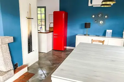 Cuisine ou kitchenette dans l'établissement Villa des Suisses with Jacuzzi & View of Lake des Settons