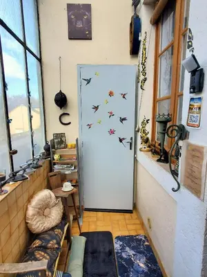 Coin salon dans l'établissement Maison à l'ancienne avec grand terrain , animaux bienvenus