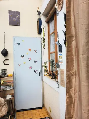 Cuisine ou kitchenette dans l'établissement Maison à l'ancienne avec grand terrain , animaux bienvenus