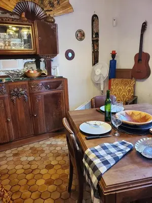 Cuisine ou kitchenette dans l'établissement Maison à l'ancienne avec grand terrain , animaux bienvenus