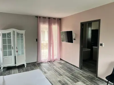 Télévision ou salle de divertissement dans l'établissement Chez Saliha et Serge