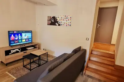 Télévision ou salle de divertissement dans l'établissement Le 56 Faubourg - Proche centre - Parking gratuit