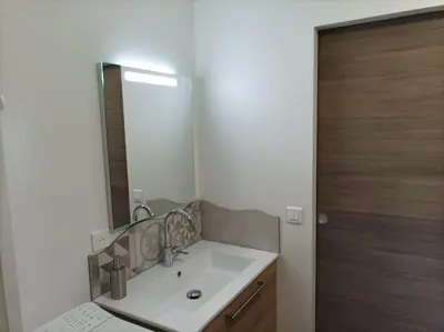Salle de bains dans l'établissement Gîte Massatho tout confort avec jardin