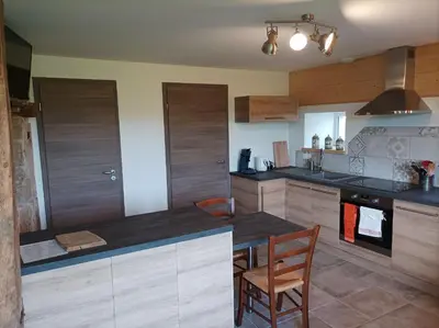 Cuisine ou kitchenette dans l'établissement Gîte Massatho tout confort avec jardin