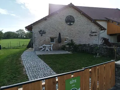 Jardin de l'établissement Gîte Massatho tout confort avec jardin