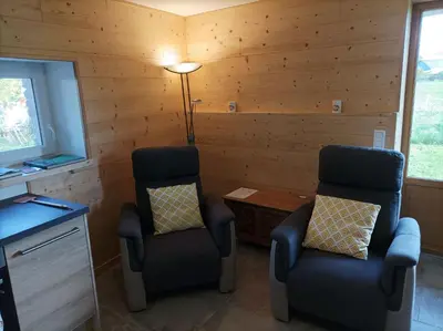 Coin salon dans l'établissement Gîte Massatho tout confort avec jardin