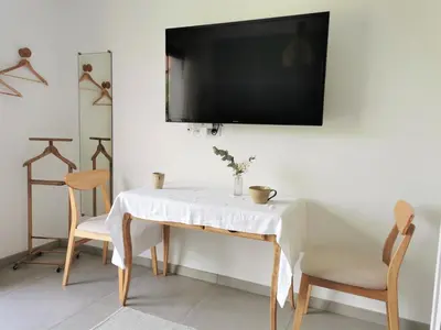 Télévision ou salle de divertissement dans l'établissement Au Jardin des Deux Roches
