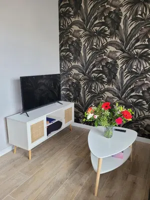 Télévision ou salle de divertissement dans l'établissement Quartier République avec terrasse